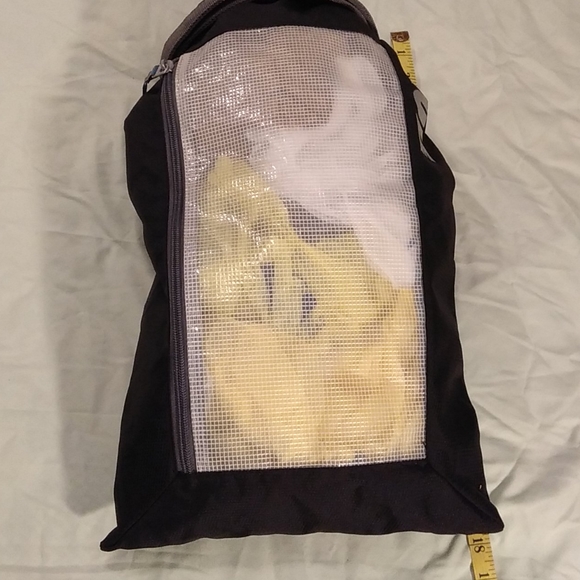 Thule Top-Load Bag W/ Zipper & reinforced window - Picture 5 of 9